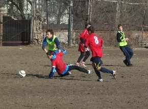 Дмитрий Артемов в борьбе за мяч